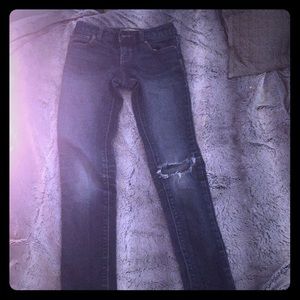 Skinny jeans with 1 rip on the knee area